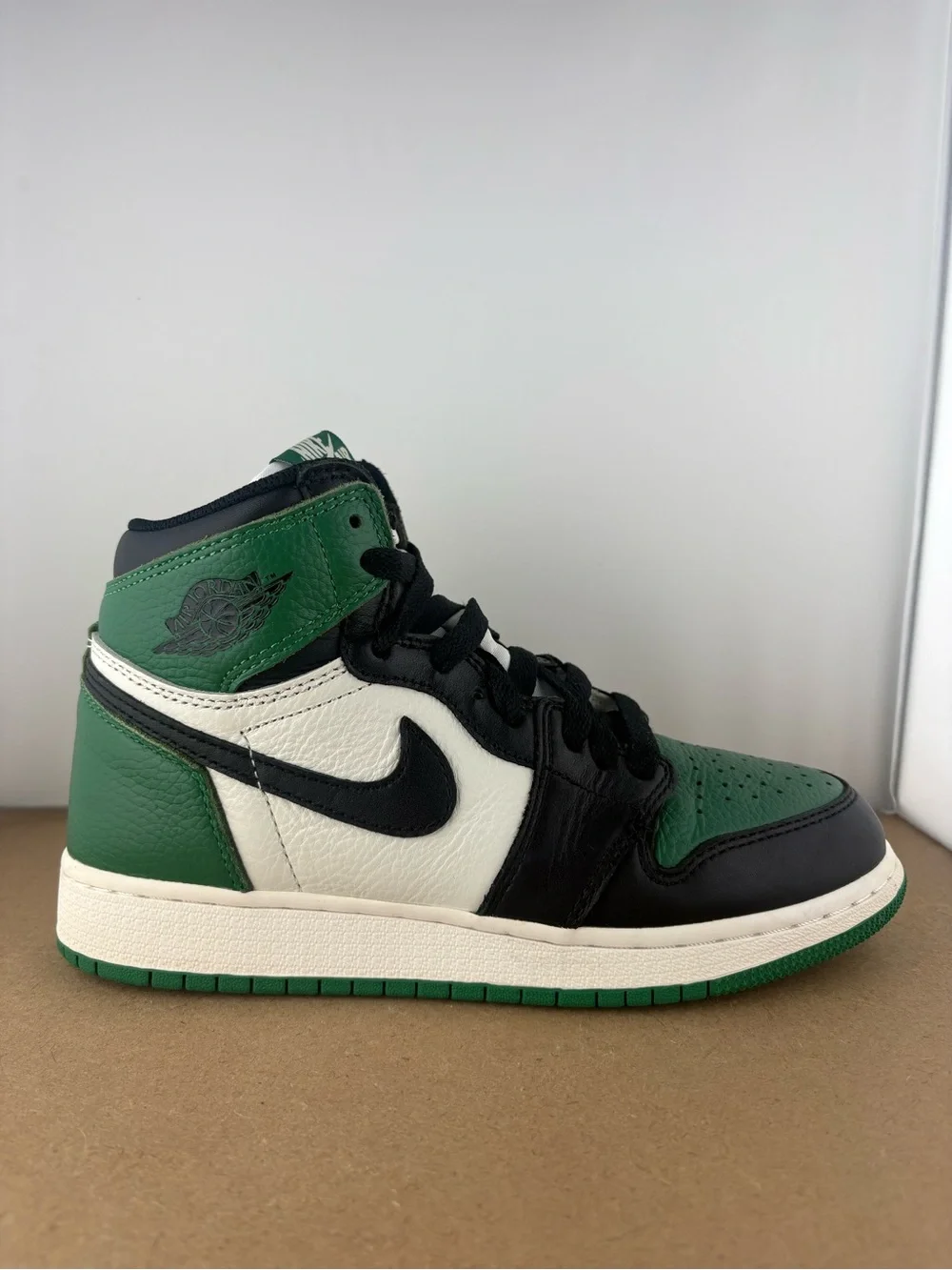 Nike Air Jordan 1 high pine Green White Black 2018 size 5y 575441-302 (B1)